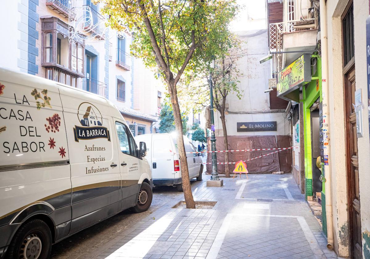 El bloque que invade la calle Molinos a la altura del número 10 será demolido.