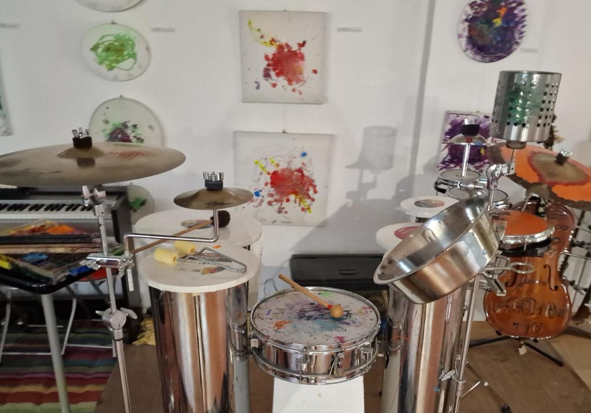 Estudio de pintura con los timbales, caja y baquetas como herramientas artísticas.