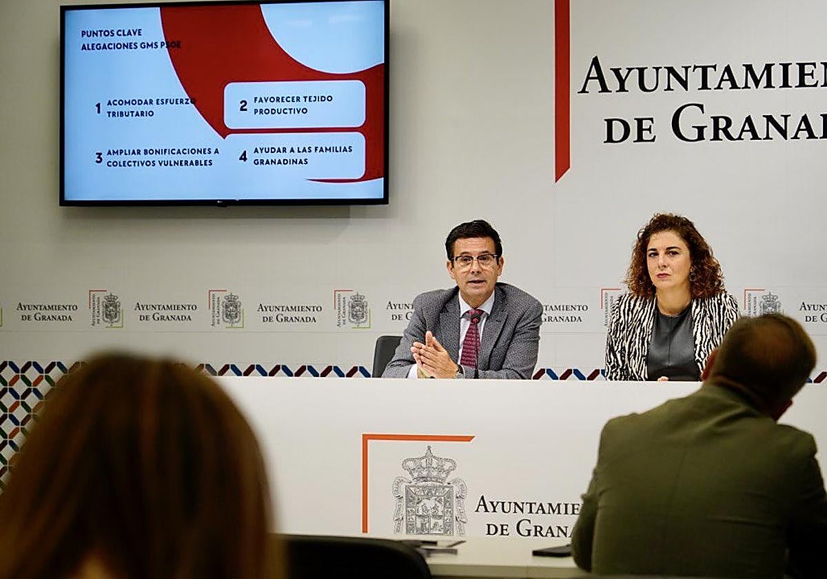 El portavoz del PSOE, Paco Cuenca, ha sido el encargado de dar a conocer las sugerencias del grupo al expediente. Escoltado por la edil Raquel Ruz, ha descalificado las ordenanzas fiscales de los populares .