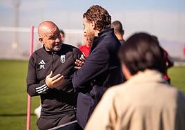 Paco López, técnico del Granada, conversa con Matteo Tognozzi, director deportivo, a escasos metros de Sophia Yang, la presidenta del club, tras el entrenamiento.