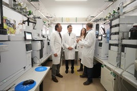 Juanma Moreno, en el centro, en una visita a AGO Labs en Burguillos (Sevilla).