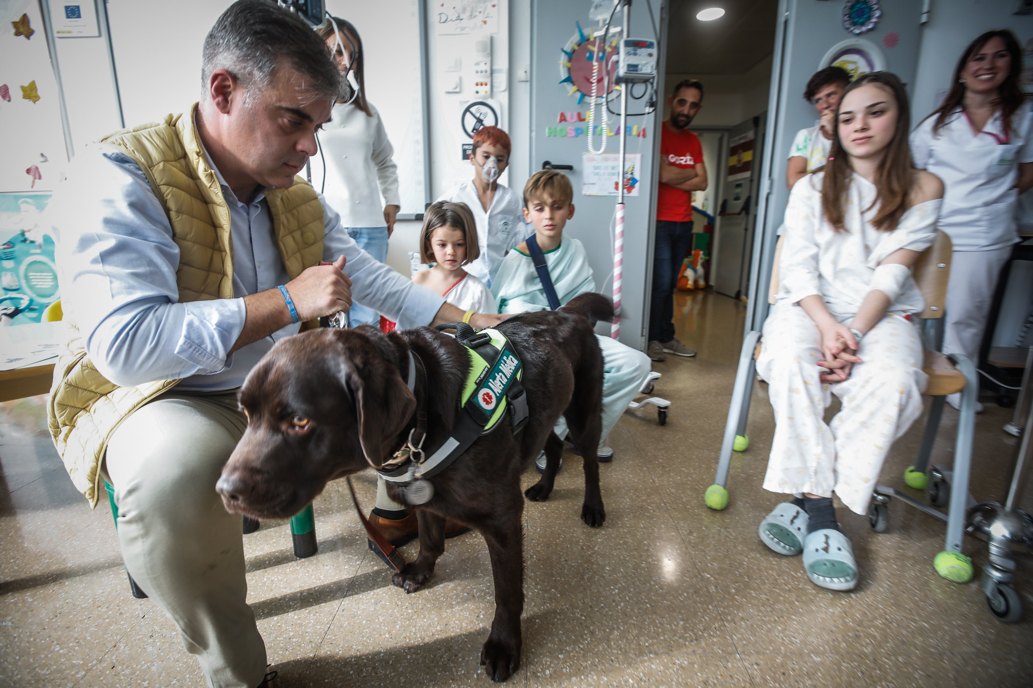 Imagen secundaria 1 - Aslan y Manuel, durante el taller con los niños del Clínico San Cecilio.