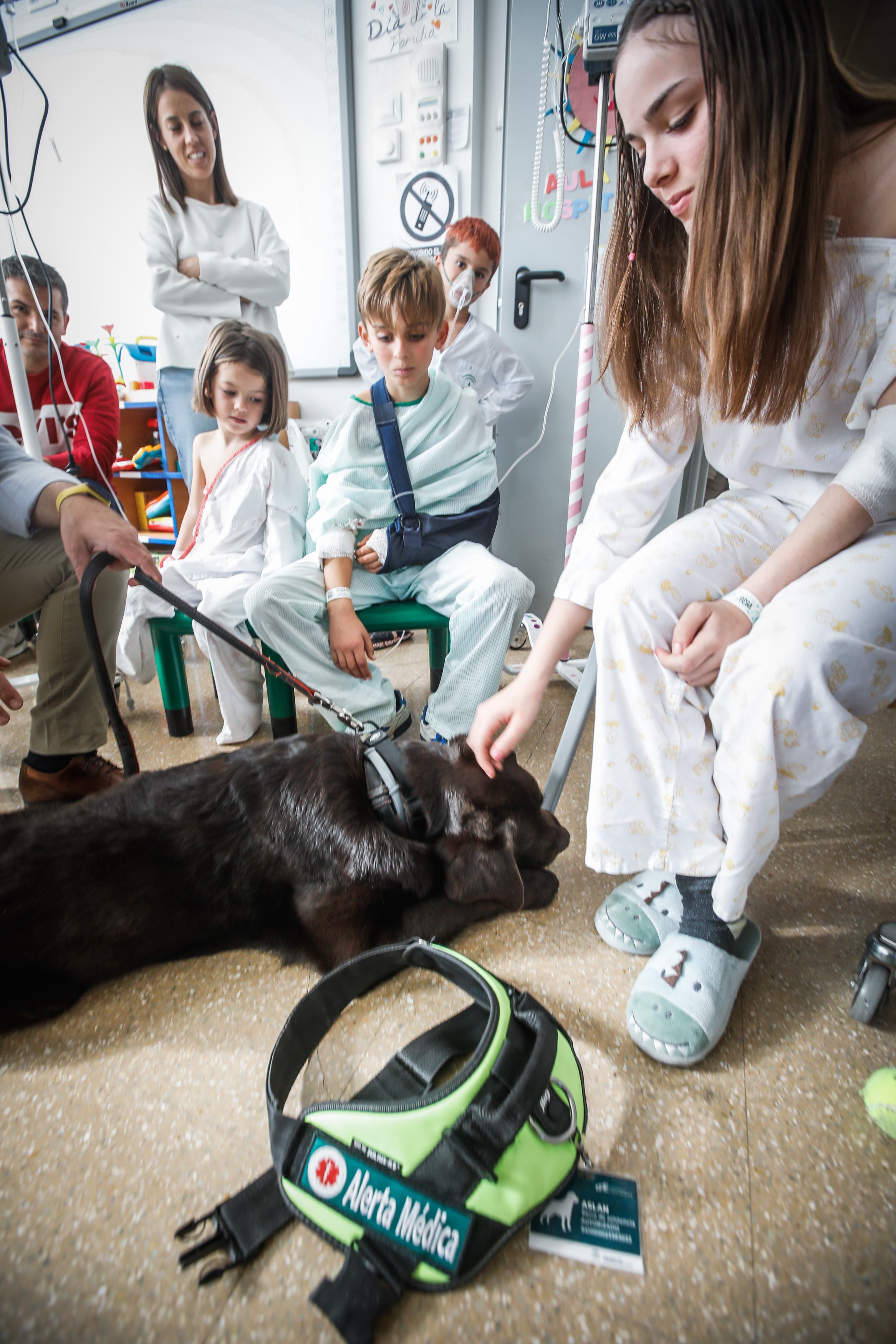 Imagen secundaria 2 - Aslan y Manuel, durante el taller con los niños del Clínico San Cecilio.