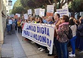 Protesta de vecinos de La Mojonera, ante la Delegación de la Junta en Almería.