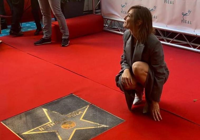 Nathalie Poza descubre su estrella en el Paseo de la Fama.