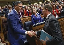 Pedro Sánchez y Alberto Núñez Feijóo, estrechan la mano tras confirmarse la investidura del socialista como presidente del Gobierno.