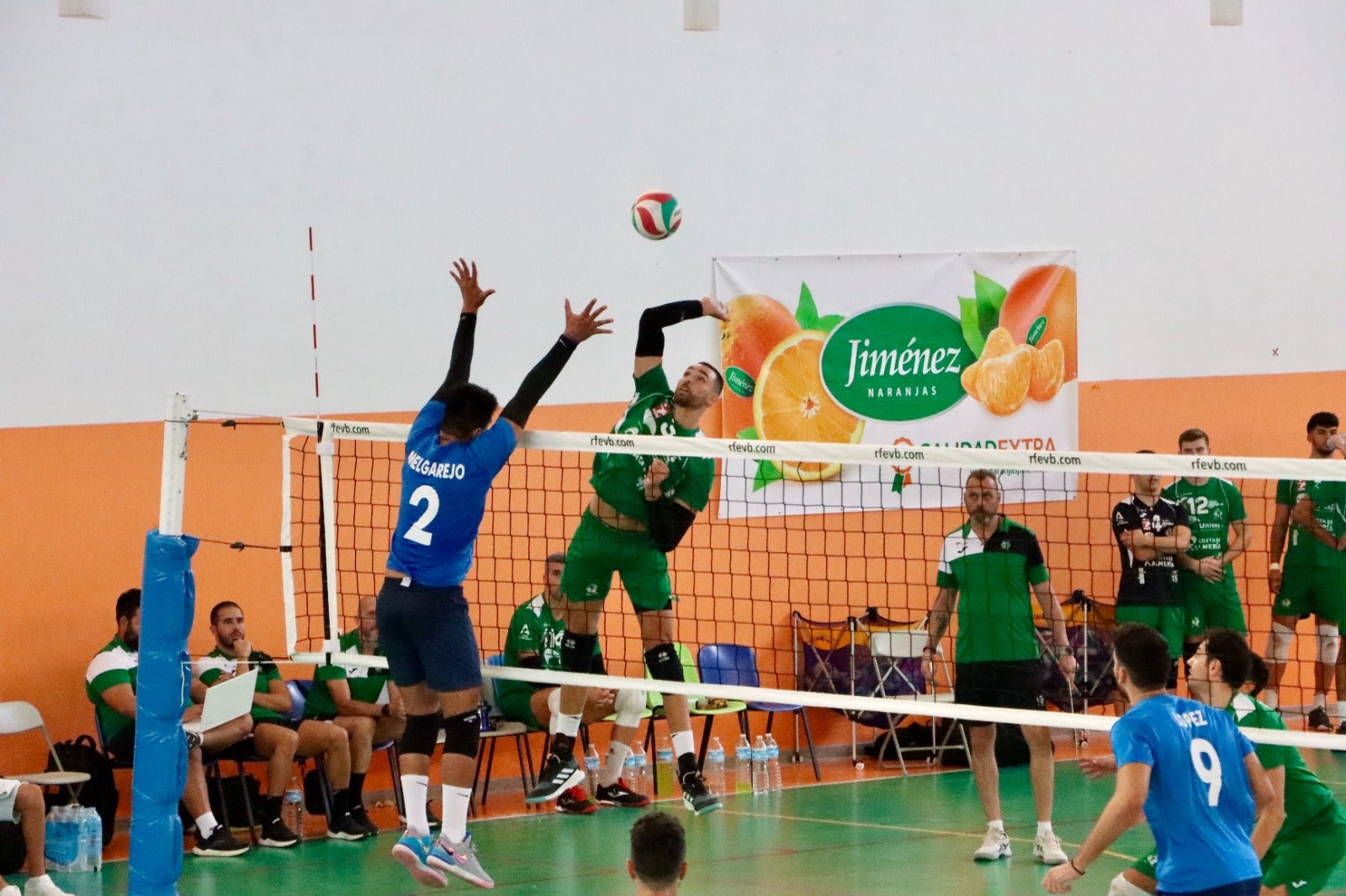 Víctor Rodríguez, un efectivo atacante con bola superada, supera el bloqueo de Melgarejo.