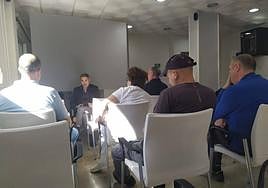 Reunión del delegado de Empleo con los trabajadores de la RTL de Aguadulce.
