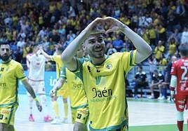 El jugador, natural de Bedmar, Dani Zurdo, celebra uno de los tantos que firmó ante Peñíscola.