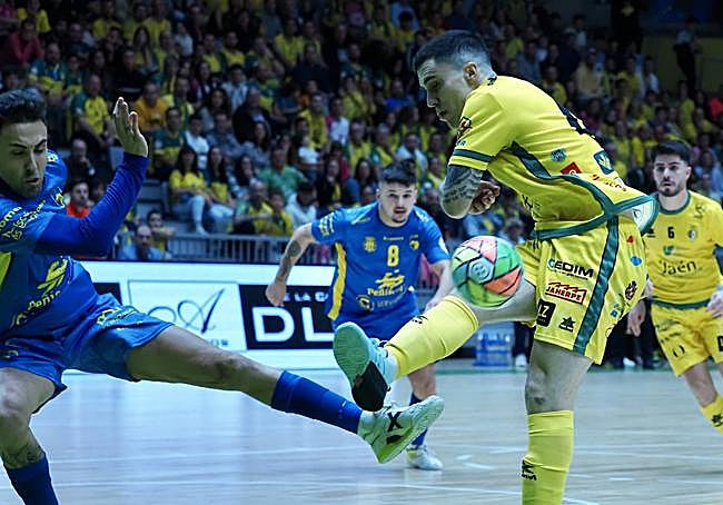 Aicardo intentando bloquear a Mati Rosa.