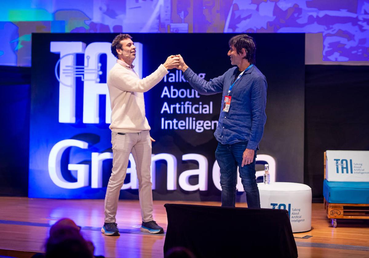 Mariano Sigman y Miguel Santos, en el escenario del Parque de las Ciencias durante la segunda jornada de TAIGranada.