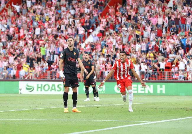 Lázaro celebra uno de los tres goles que le hizo al Mallorca el curso pasado.