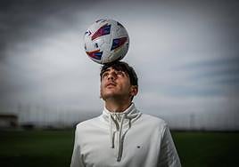 Gonzalo Villar 'piensa' en el balón.