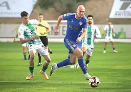 Rentero sacándole un balón desde la defensa al atacante antequerano Luismi Redondo.