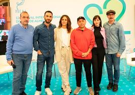 Los cuatro actores participantes en la mesa redonda, junto al moderador, Luis Alegre, y el director de Fical, Enrique Iznaola, ayer en el Palacio Provincial de Almería.