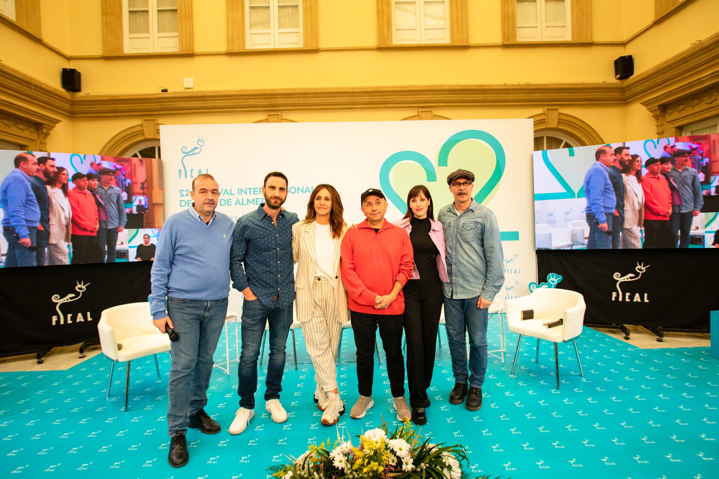 Los cuatro actores participantes en la mesa redonda, junto al moderador, Luis Alegre, y el director de Fical, Enrique Iznaola, ayer en el Palacio Provincial de Almería.