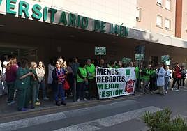Satse protestó ayer por el déficit de contratos en el Hospital de Jaén.