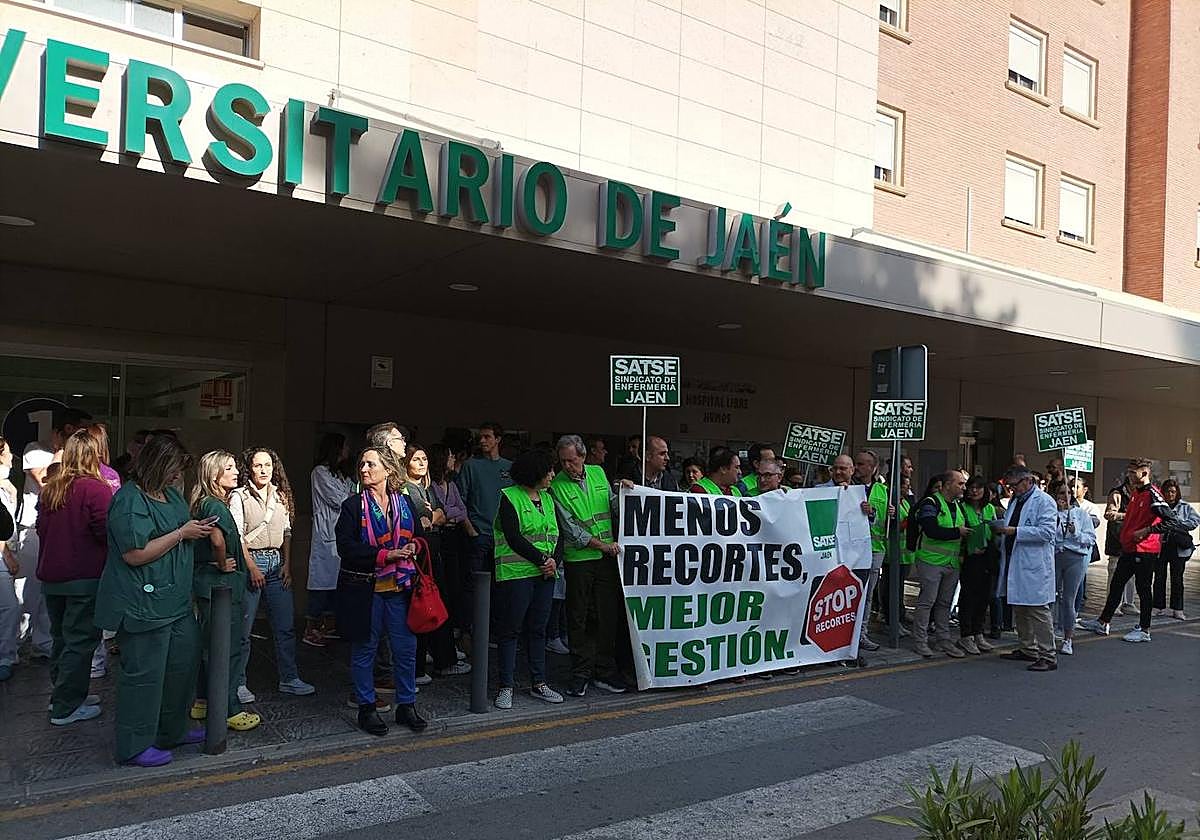 Satse protestó ayer por el déficit de contratos en el Hospital de Jaén.