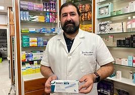 José Luis Navarro, con el único Ozempic que queda en su farmacia.