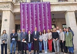 Un recuerdo a las 1.237 mujeres asesinadas por violencia de género en España con una lona