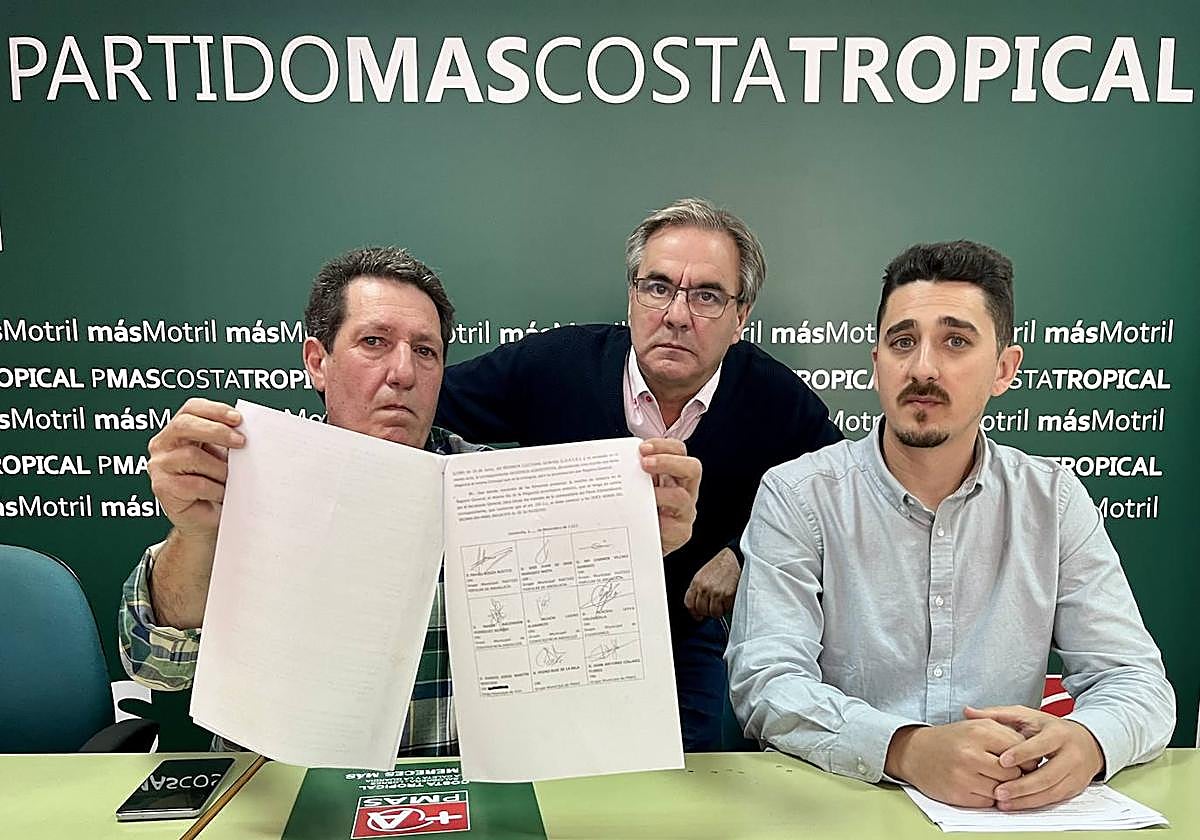 Los ediles muestran la moción firmada por todas las fuerzas menos por Vox.