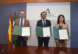 Francisco Rodríguez, Antonio Granados e Inmaculada López Calahorro, en la firma del protocolo de emergencias.