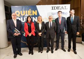 Autoridades invitadas junto a organizadores del 'Quién es Quién'