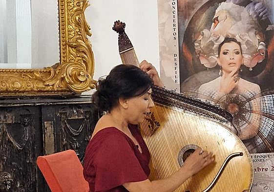María Stikhum con su bandura.