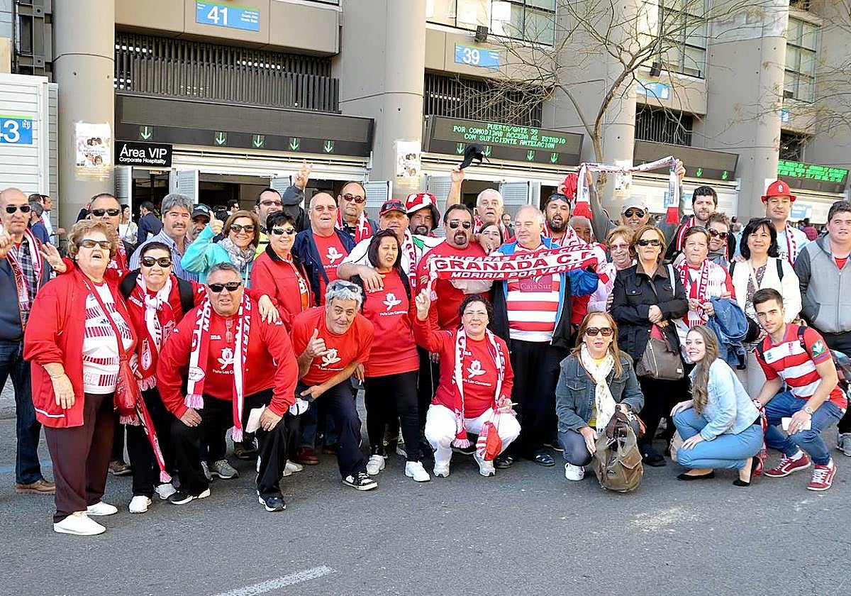 Varios aficionados del Granada, antes de un partido del equipo en el Bernabéu en el año 2015.