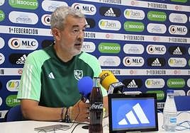 Óscar Fernández, técnico del Linares Deportivo.