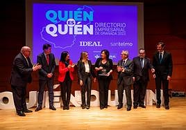 La empresaria Amalia Torres Morente recibe el aplauso de los representantes de IDEAL, San Telmo y Caja Rural, junto a la alcaldesa de Granada y a la subdelegada del Gobierno.