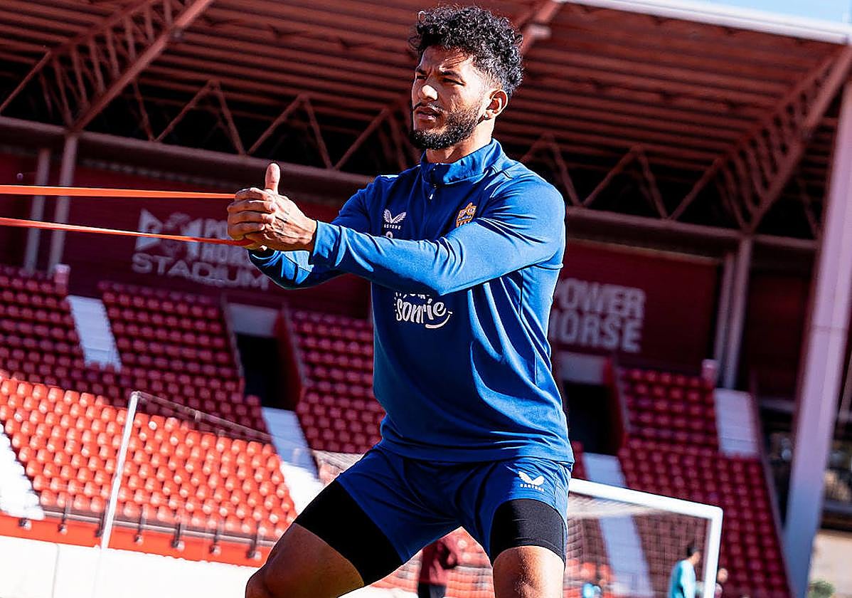 Luis Suárez realiza un ejercicio de fuerza sobre el césped del Power Horse Stadium.