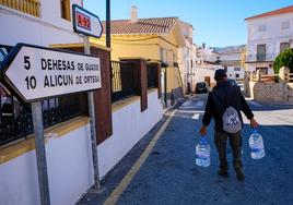 Un vecino de Villanueva de las Torres, tras rellenar las garrafas de agua