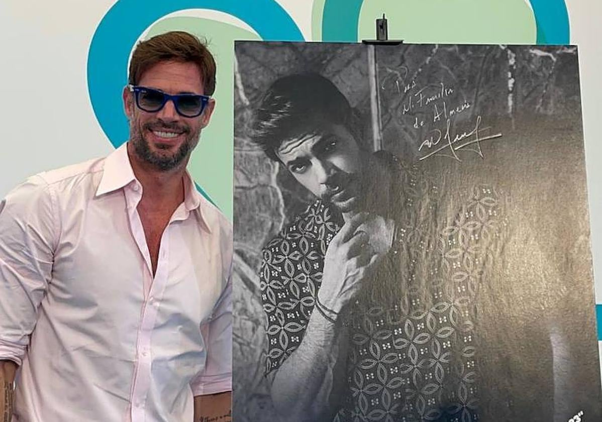William Levy tras firmar su fotografía en el Patio de Luces.
