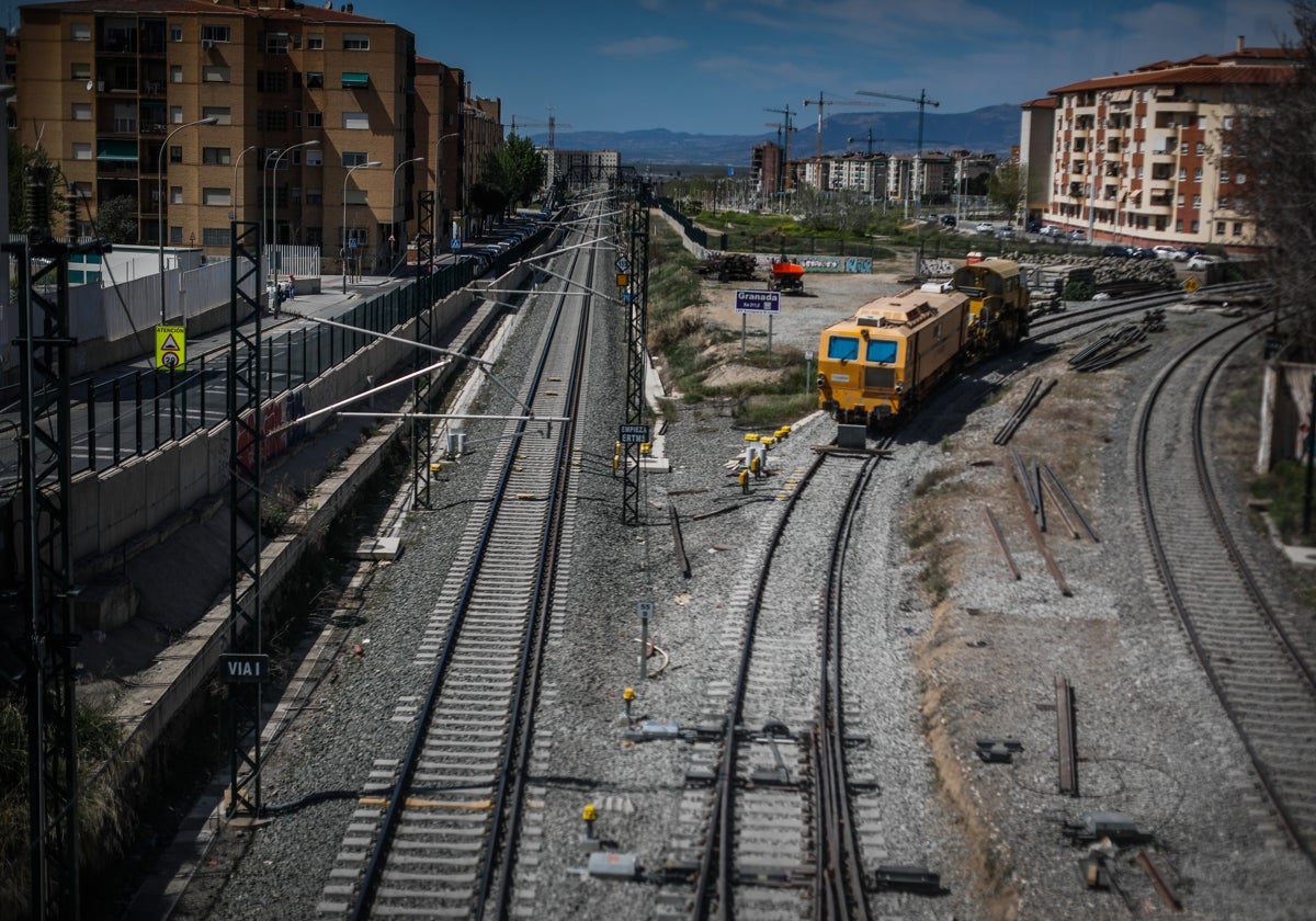 La cicatriz ferroviaria que divide Chana y Rosaleda, a la altura del puente de Camino de Ronda.