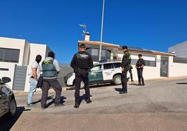 Agentes de la Guardia Civil en la operación llevada a cabo este jueves en Granada.