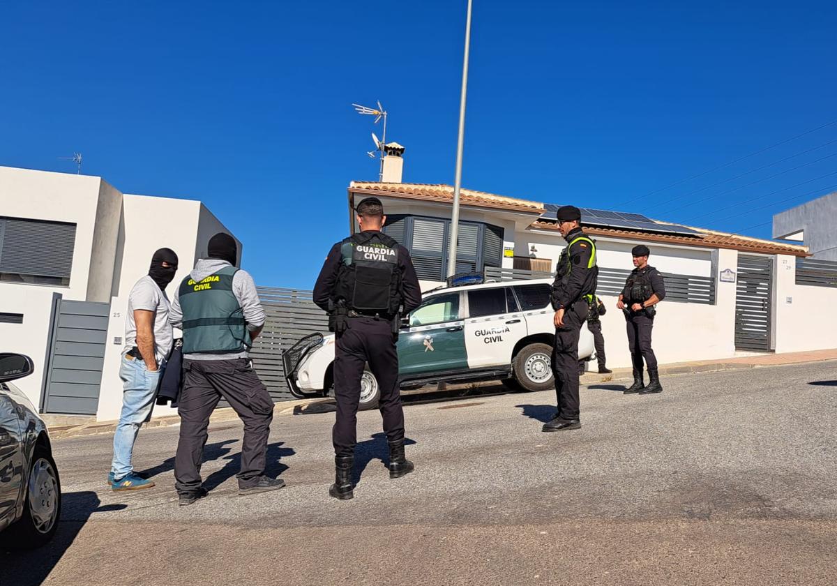 Agentes de la Guardia Civil en la operación llevada a cabo este jueves en Granada.