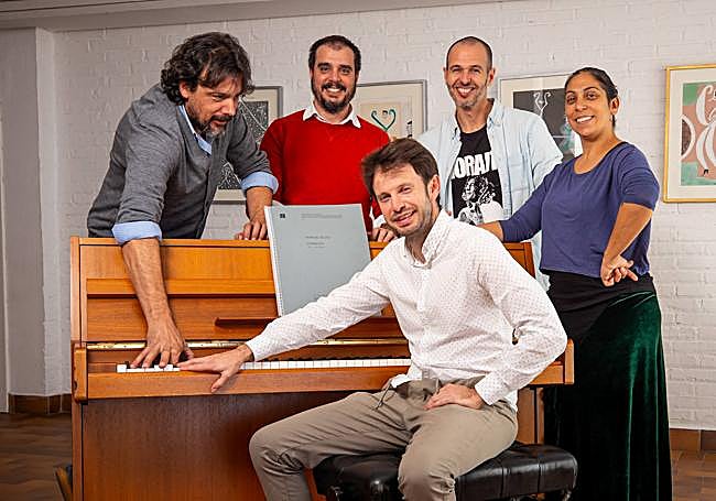 Manuel Busto, sentado, y Diassera, 'El Colorao', Carlos Merino y 'La Moneta', de pie ante el piano.