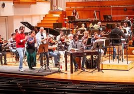 Diassera, en el centro, ante la 'mesa de percusión', invención de Busto que se podrá ver en Granada por primera vez.