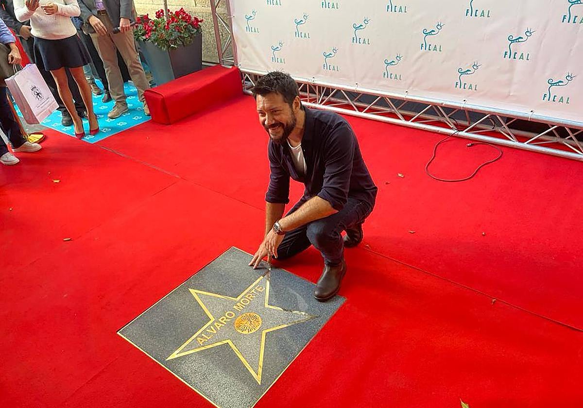 Álvaro Morte posa con su estrella en el Paseo de la Fama.