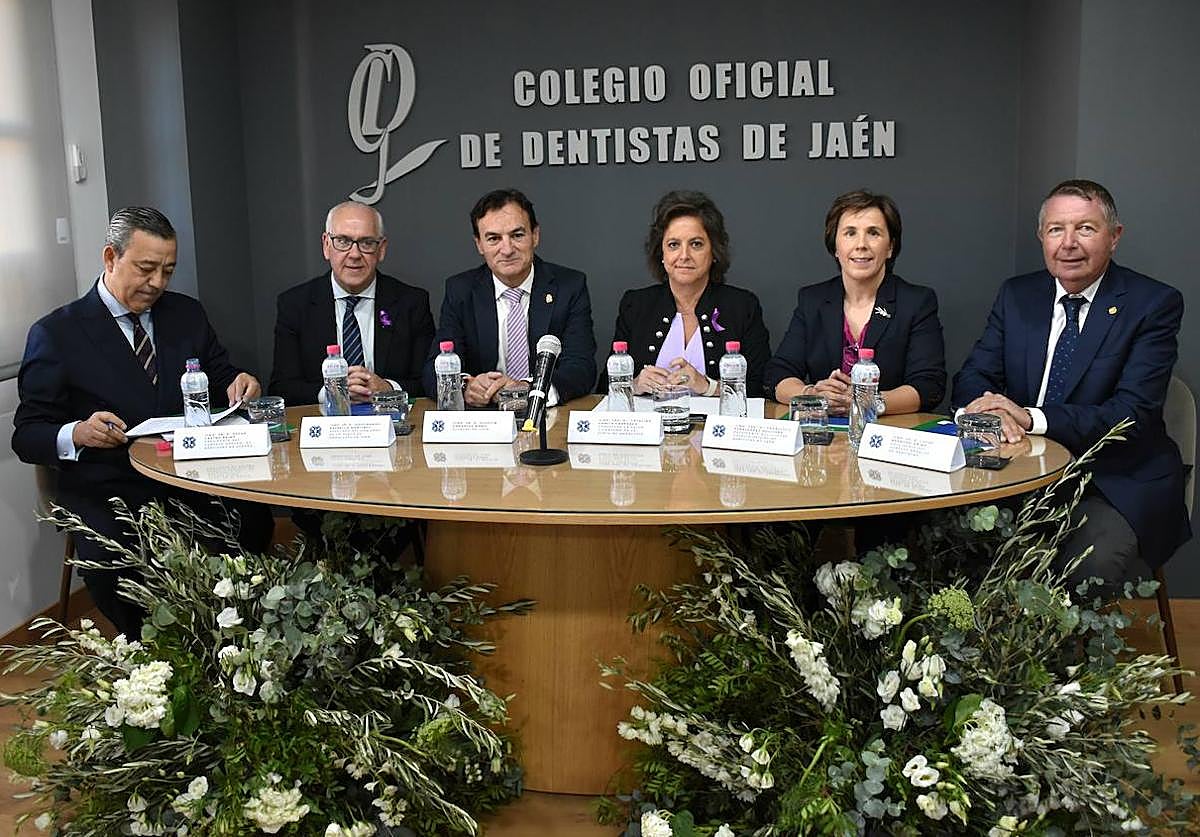 Acto de inauguración en la sede del Colegio de Dentistas.