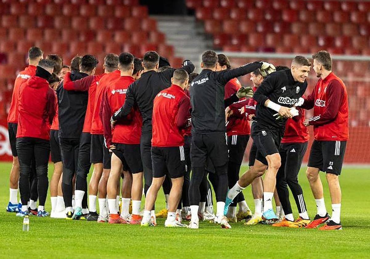 Raúl Fernández, recibido entre collejas por sus compañeros tras recibir su Trofeo Zamora.