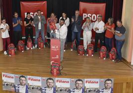 El alcalde y candidato del PSOE, Rafael Montes, durante un acto de campaña en mayo de este año.