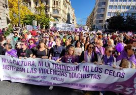 Aspecto de la manifestación convocada este sábado en Granada contra la violencia de género.