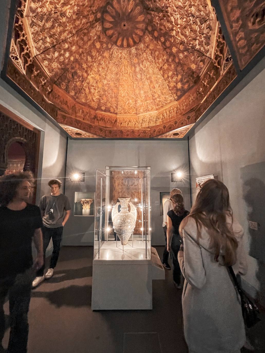 Visitantes en la sala del Pérgamo donde está el Taujel.