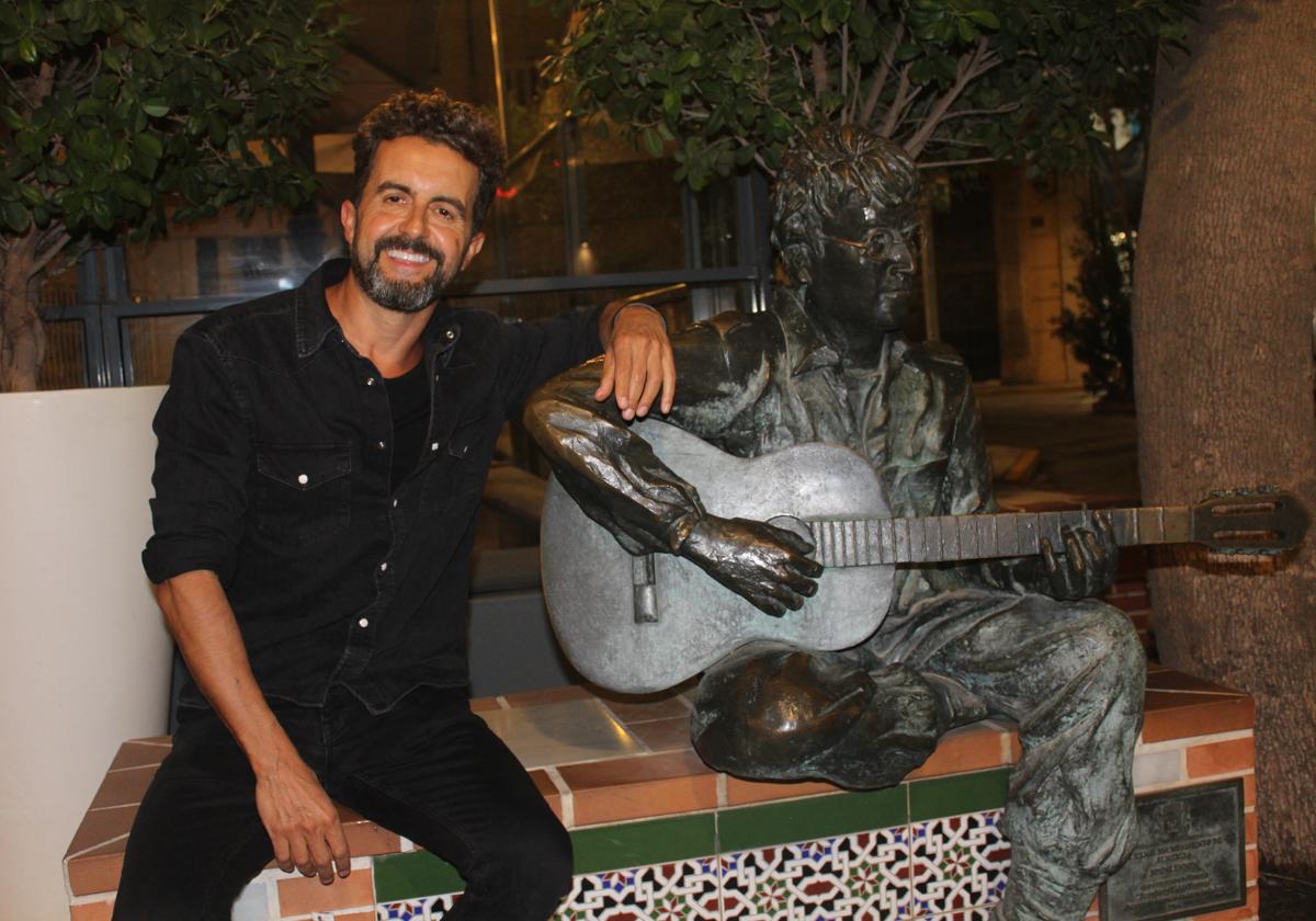 Antonio Arco Puerto posa para IDEAL en una de las zonas más icónica de la capital almeriense, con la escultura de John Lennon.