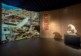 Exposición 'Iberer' con la loba amamantando a su cría.