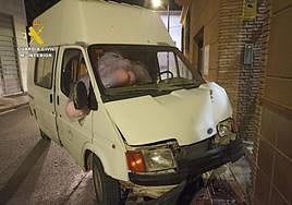 La furgoneta estrellada.