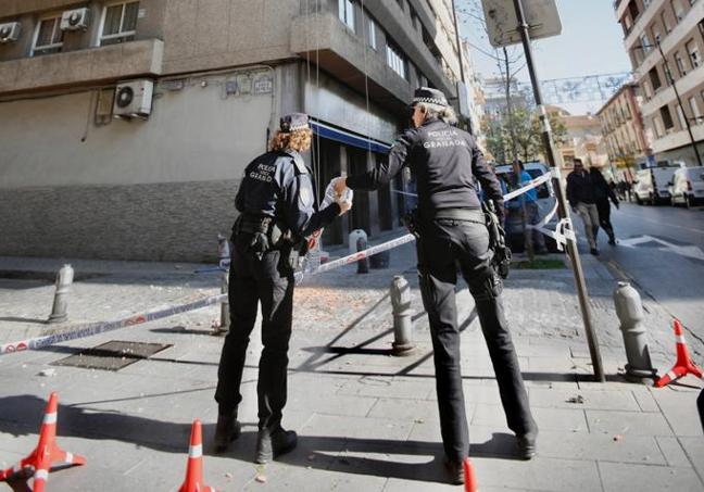 Presencia de Policía Local en la zona de derrumbe.