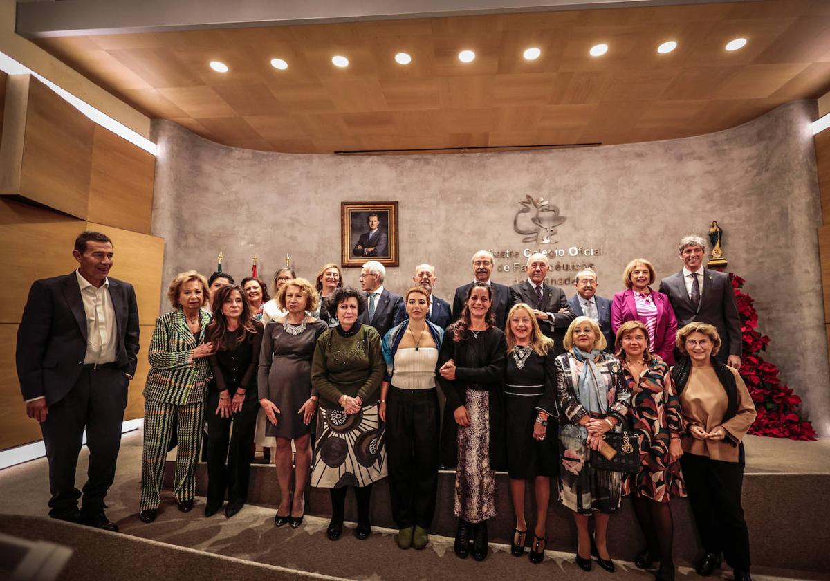 Miembros de la junta directiva del Colegio de farmacéuticos, premiados e invitados, en la celebración de la patrona.